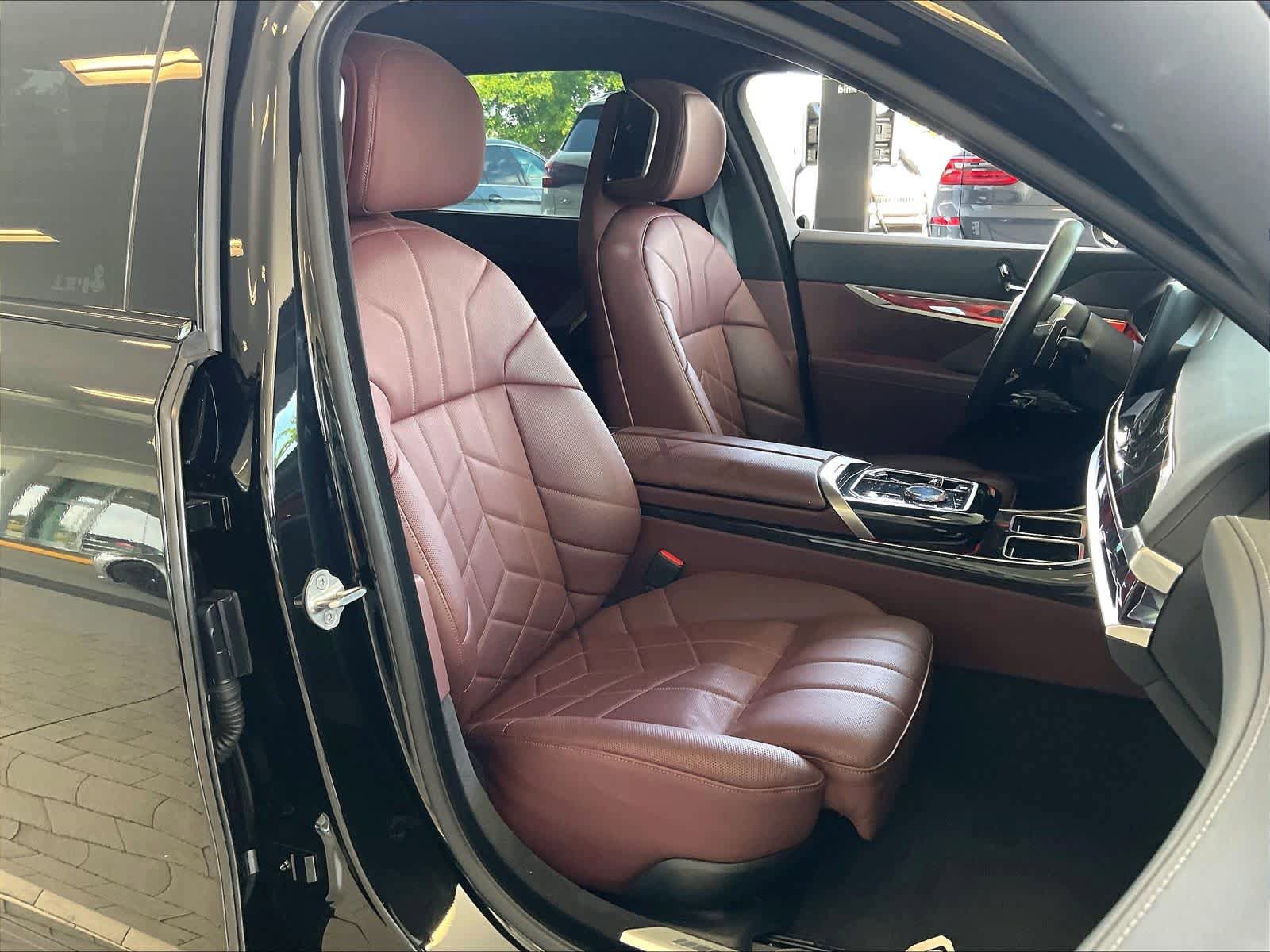 Used 2025 BMW 740i w/ Premium Package RWD image 10