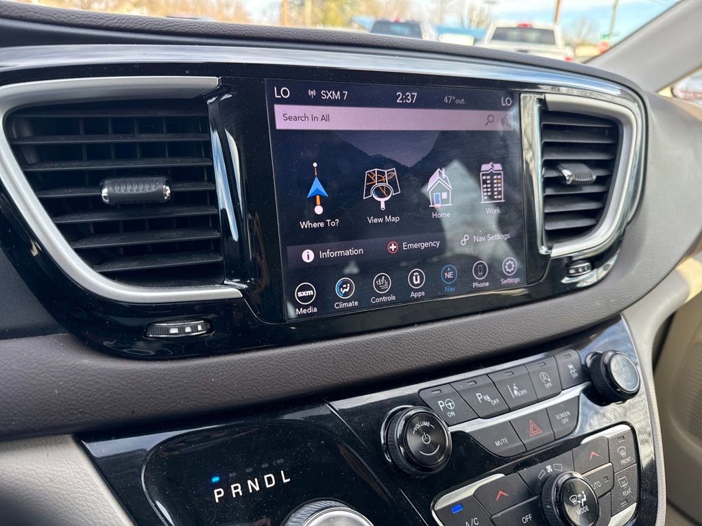 Used 2020 Chrysler Pacifica Touring-L w/ Tire & Wheel Group image 31