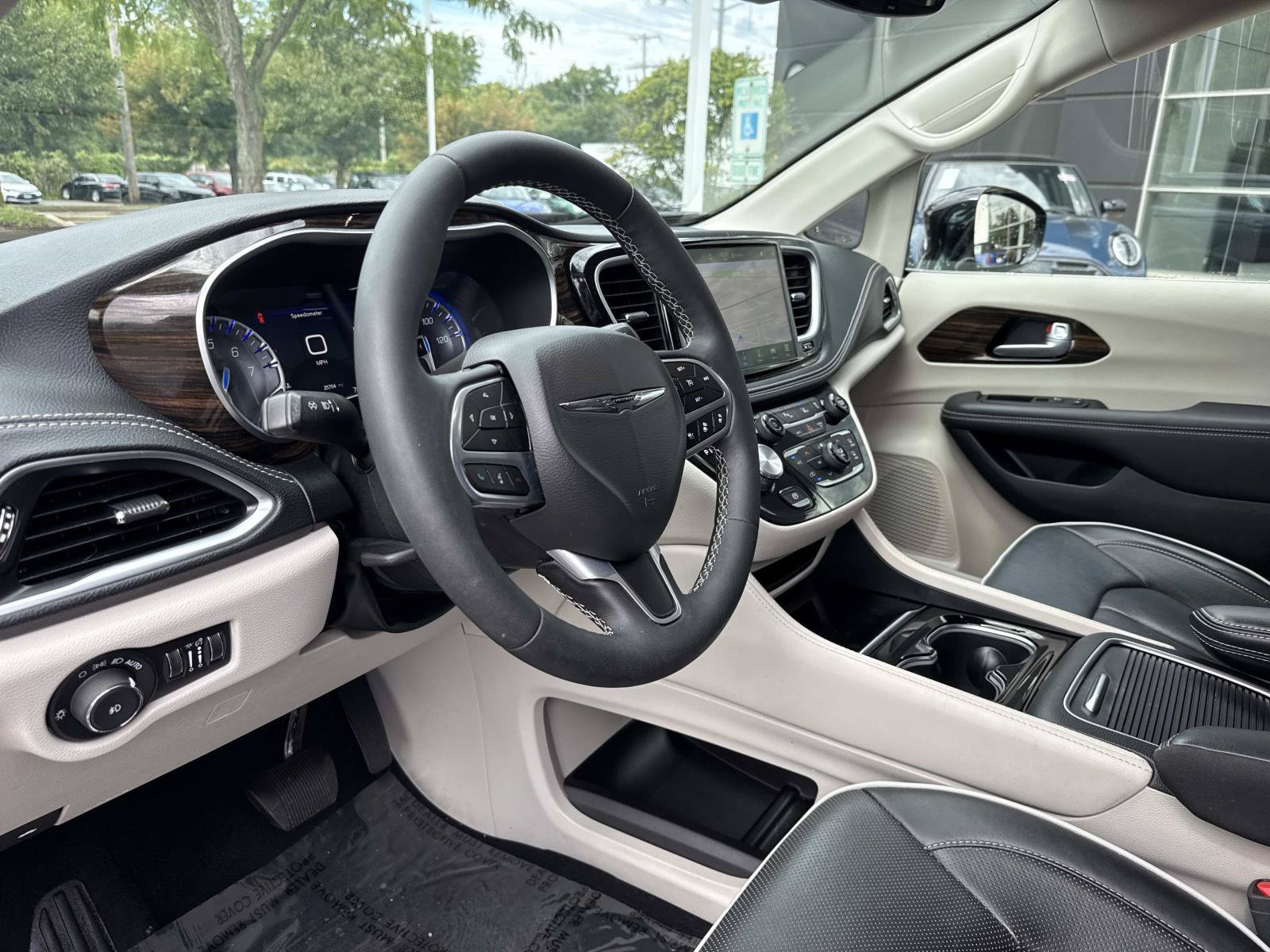 Used 2024 Chrysler Pacifica Limited FWD image 23