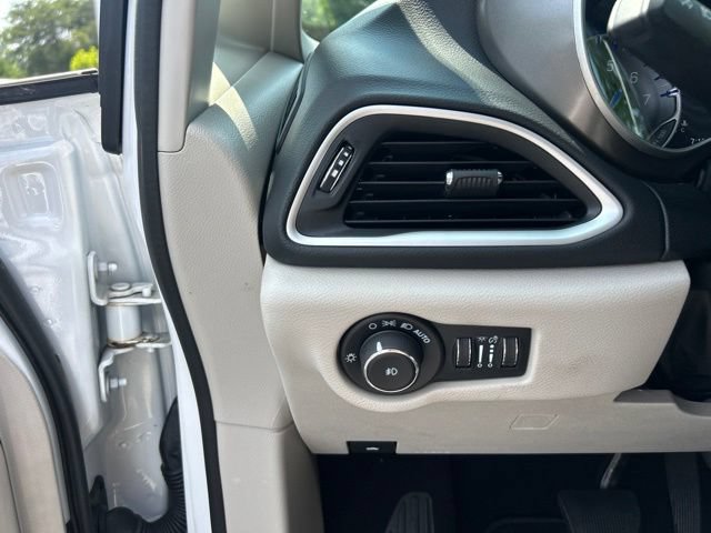 Used 2024 Chrysler Pacifica Touring-L FWD image 28