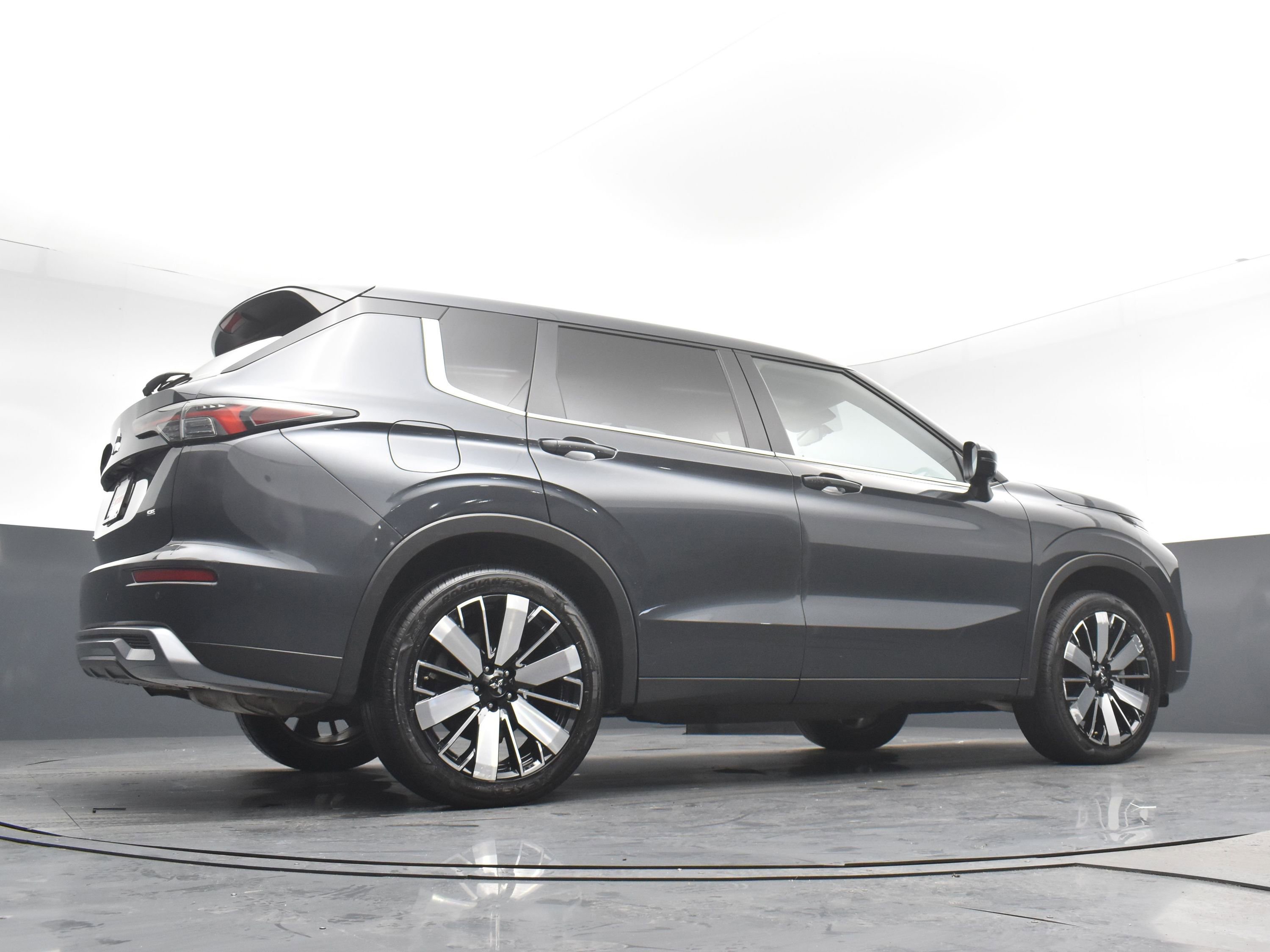 Used 2025 Mitsubishi Outlander AWD image 22