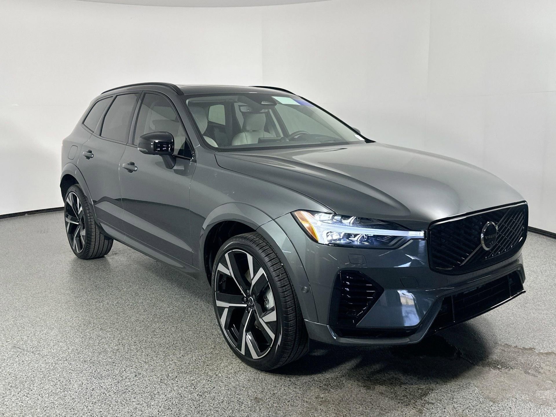 New 2026 Volvo XC60 T8 Ultra image 3