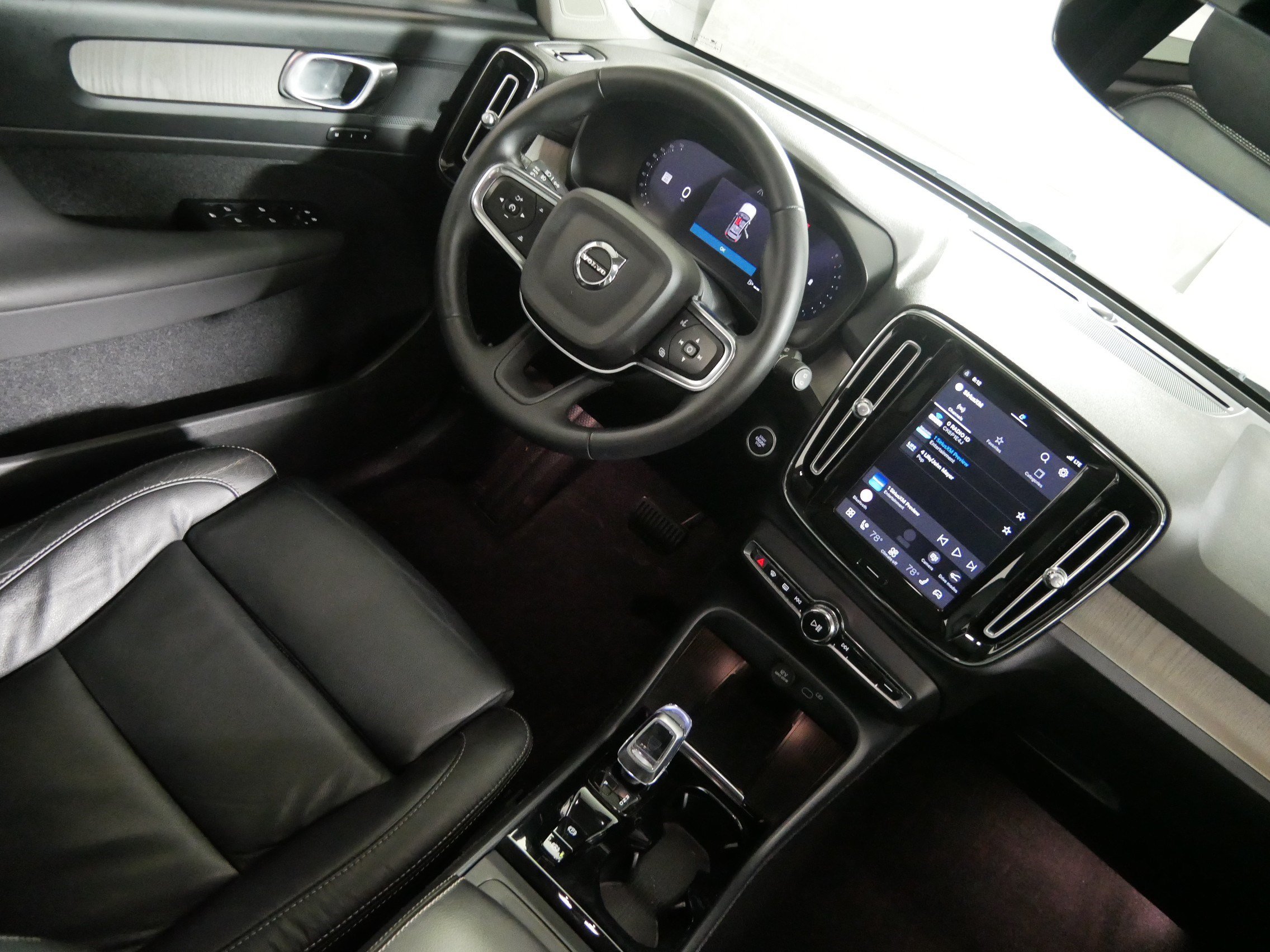 Used 2023 Volvo XC40 B5 Plus w/ Driver Assist Package AWD/4WD image 9
