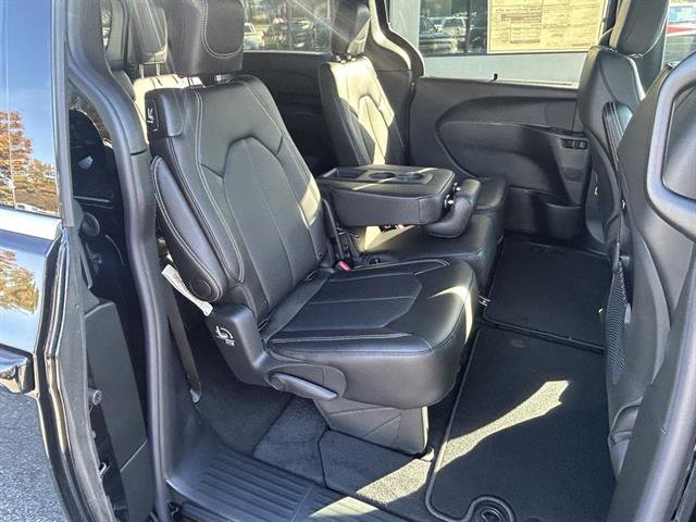 New 2026 Chrysler Pacifica Select image 22