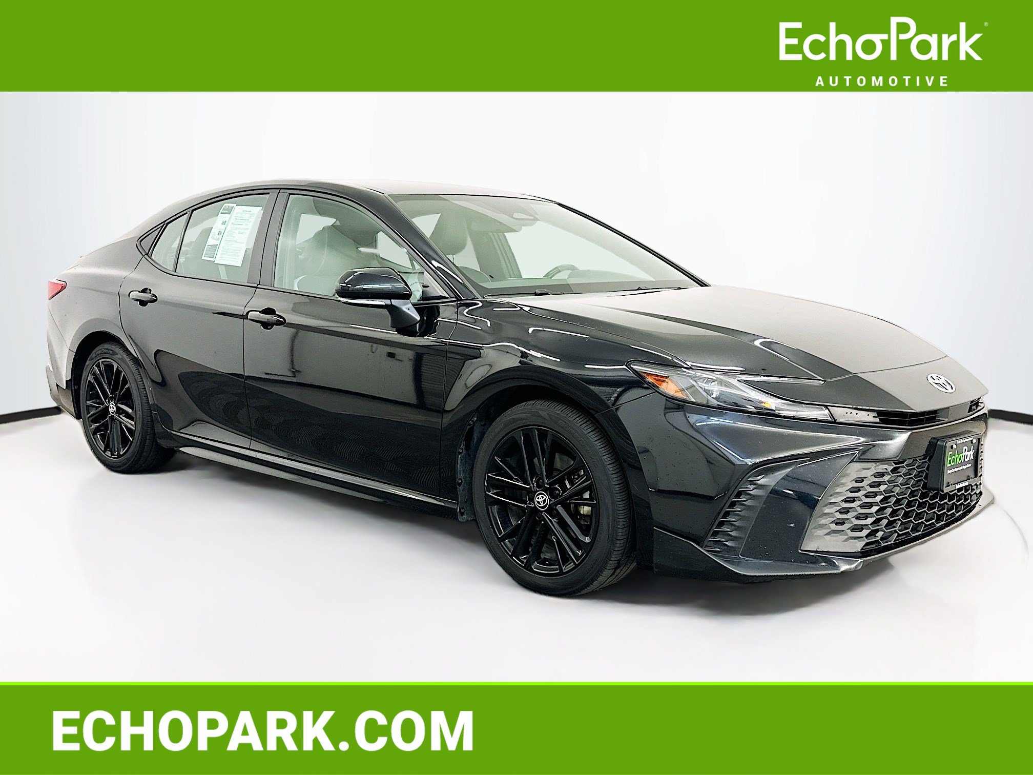Used 2025 Toyota Camry SE FWD image 1
