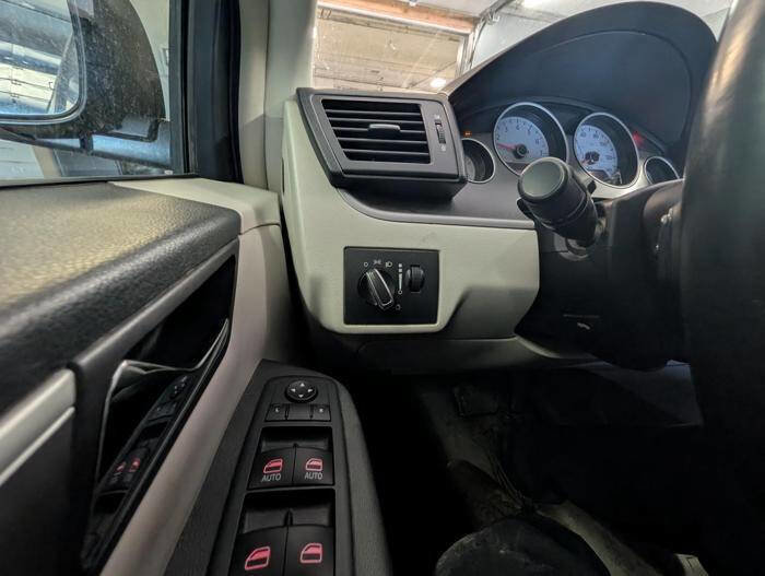 Used 2013 Volkswagen Routan SE FWD image 38