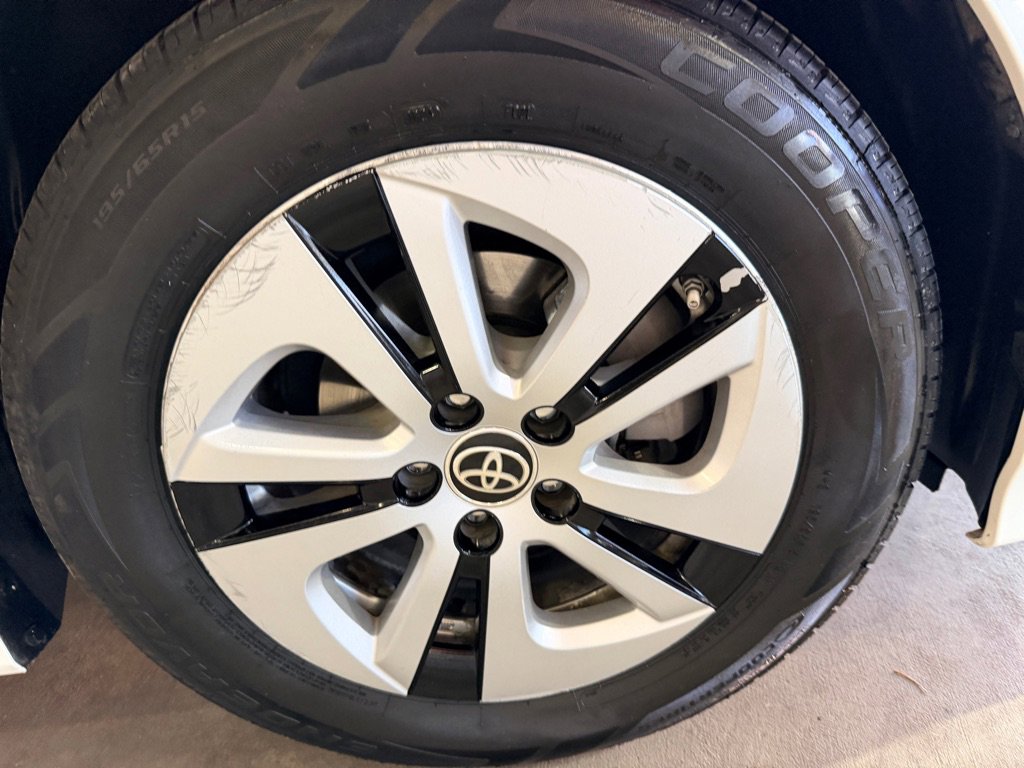 Used 2017 Toyota Prius Three w/ Advanced Technology Package image 42