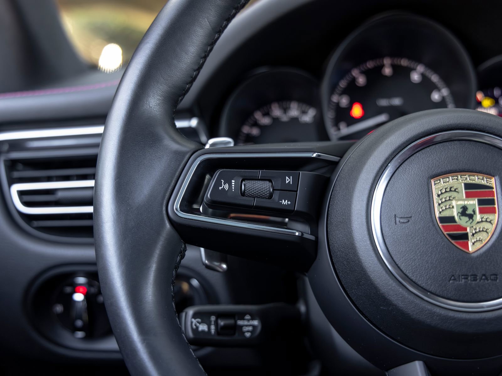 Certified 2023 Porsche Macan AWD/4WD image 29