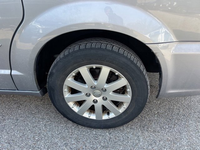 Used 2015 Chrysler Town & Country Touring image 5