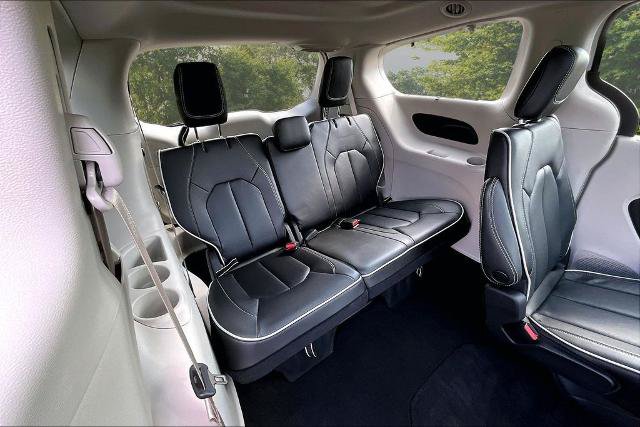 Used 2023 Chrysler Pacifica Limited FWD image 28
