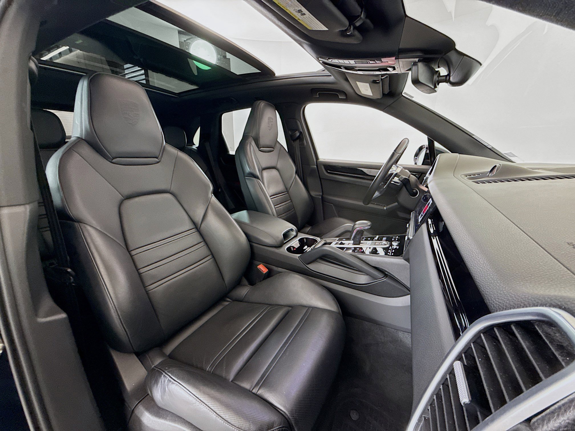 Used 2023 Porsche Cayenne image 28