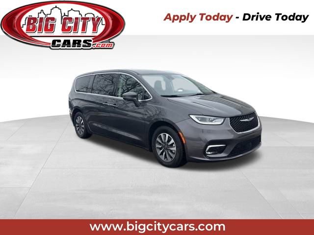 Used 2022 Chrysler Pacifica Touring-L w/ Uconnect Theater Family Group image 1