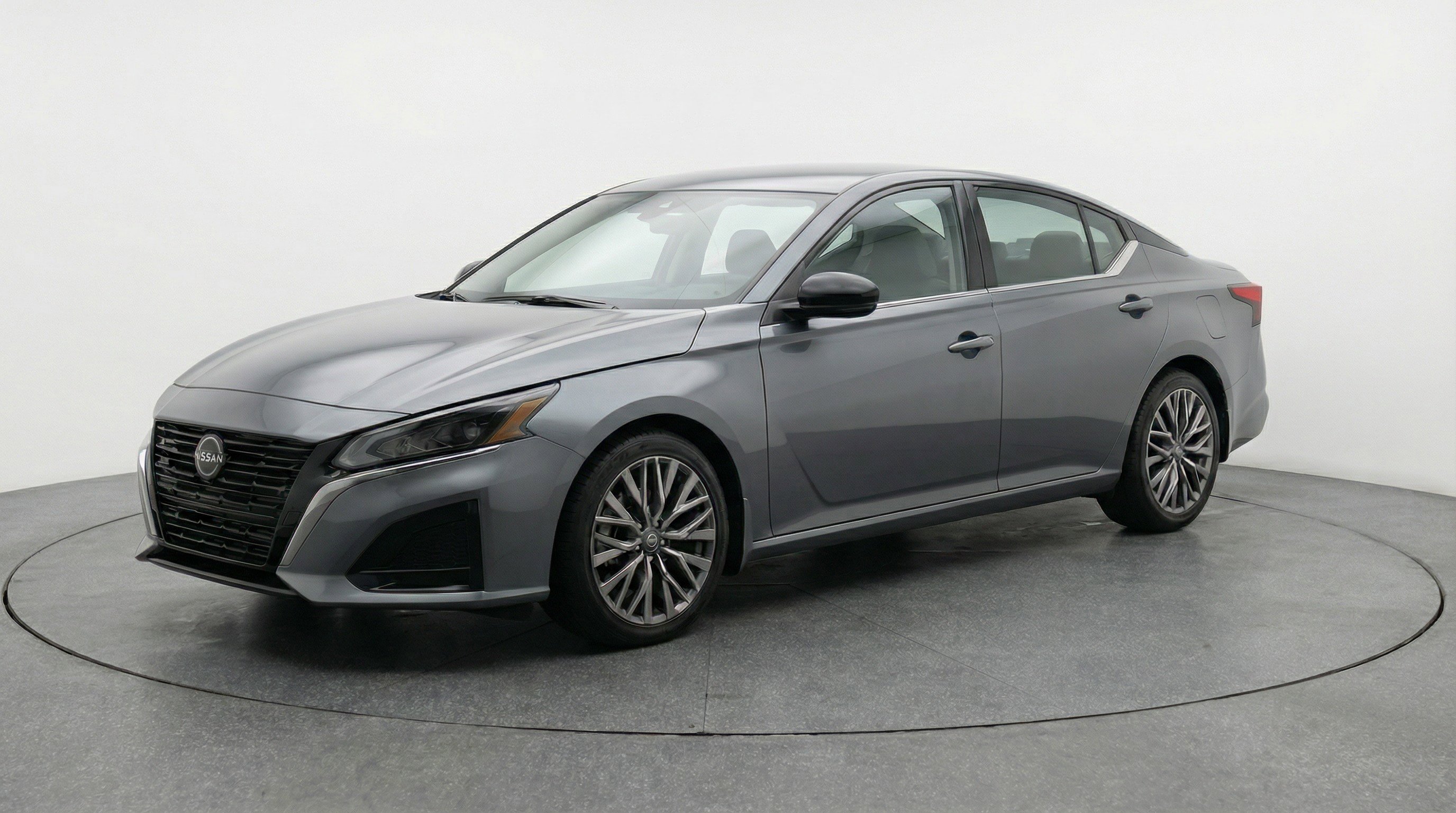 Used 2025 Nissan Altima 2.5 SV FWD image 3