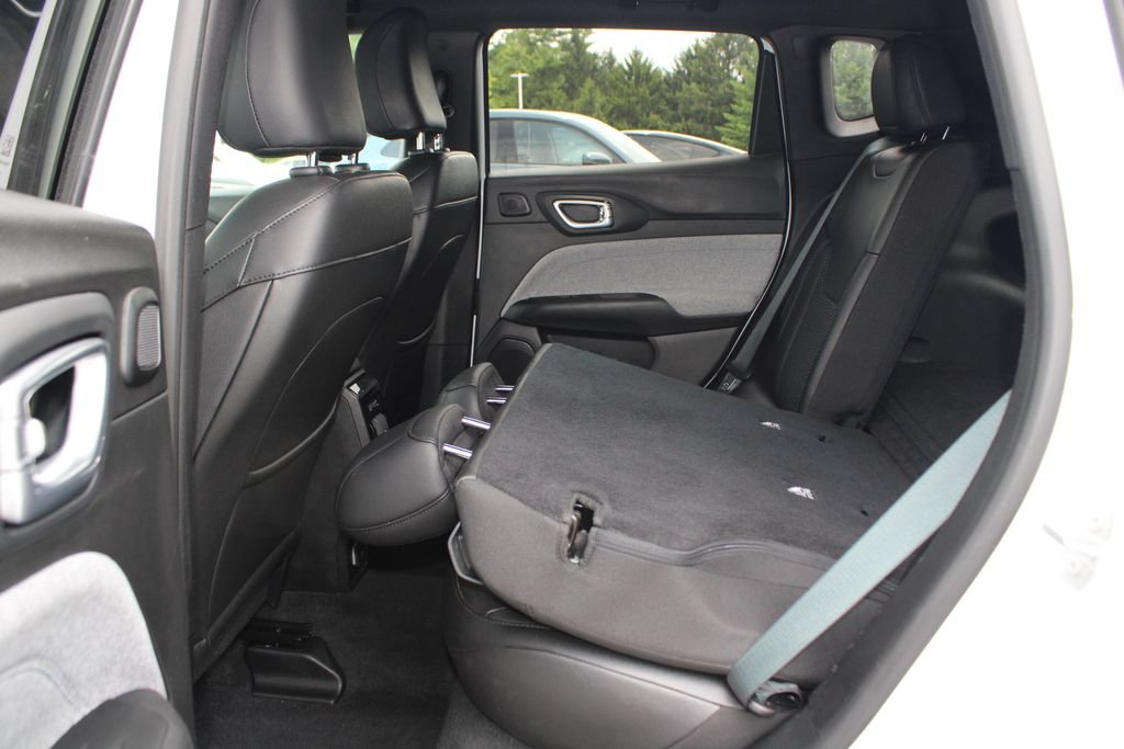Used 2025 Jeep Compass Latitude w/ Sun & Sound Group AWD/4WD image 45