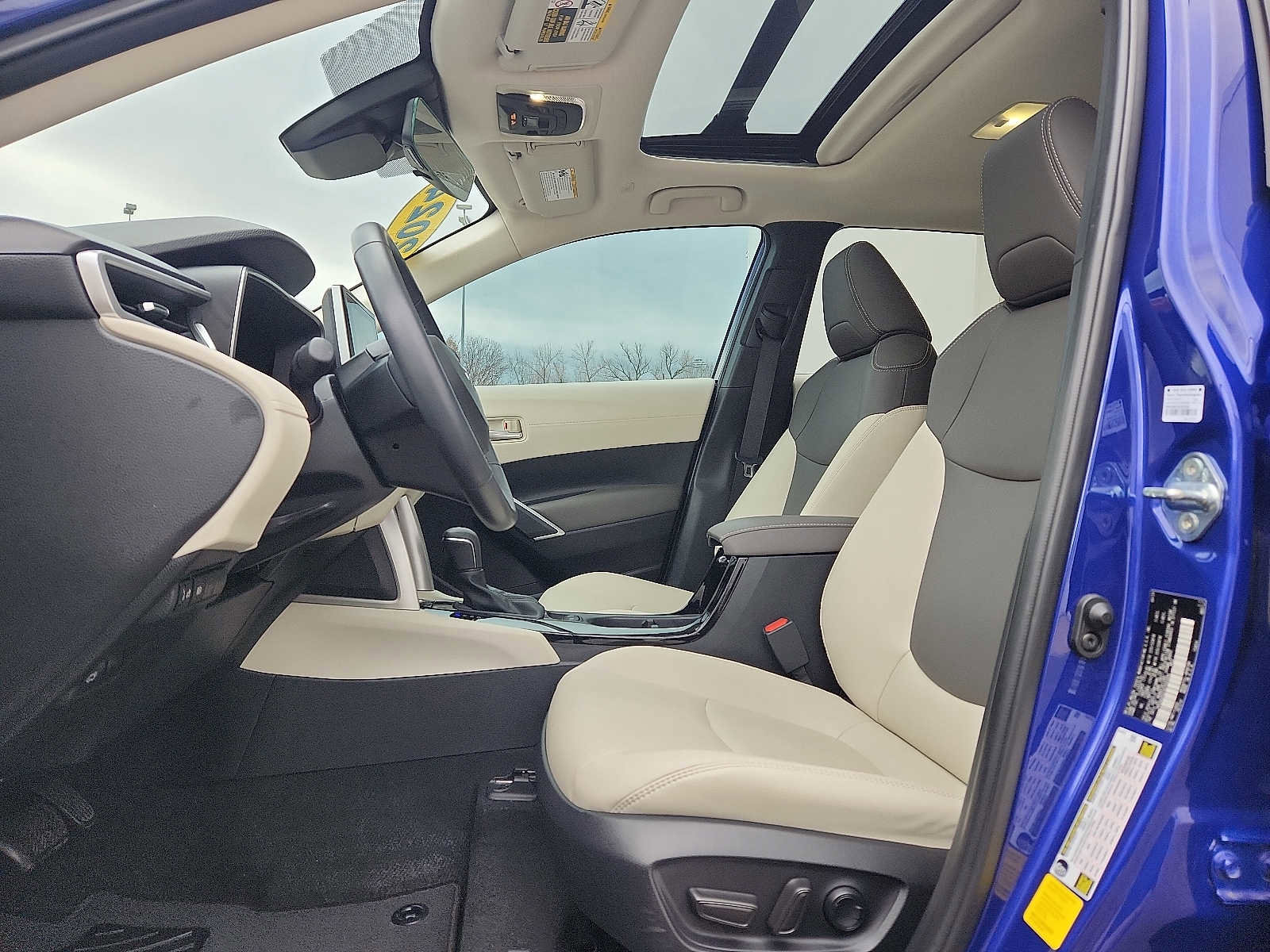 Used 2024 Toyota Corolla Cross XLE image 13