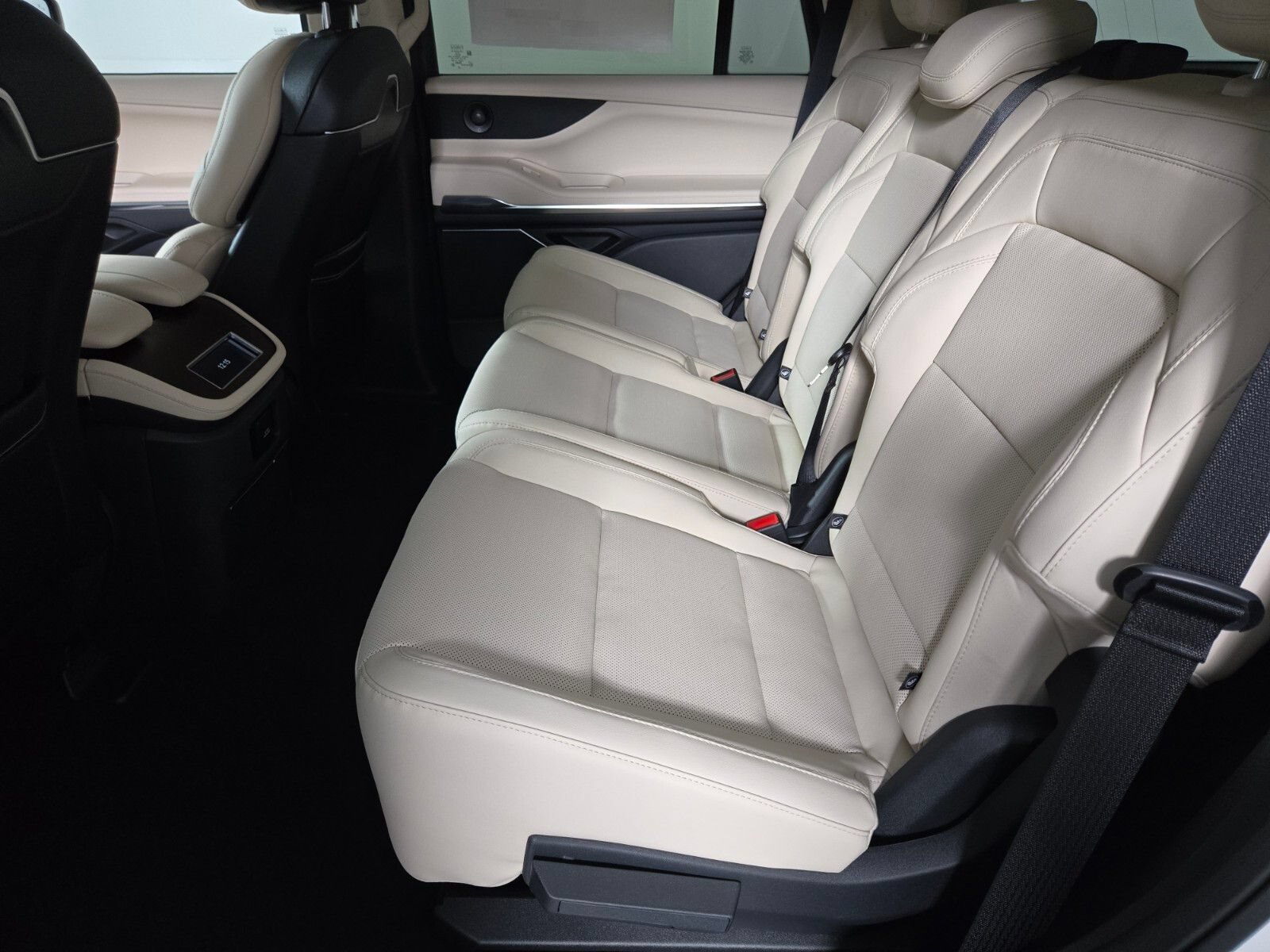 New 2027 Lincoln Navigator Premiere RWD image 13