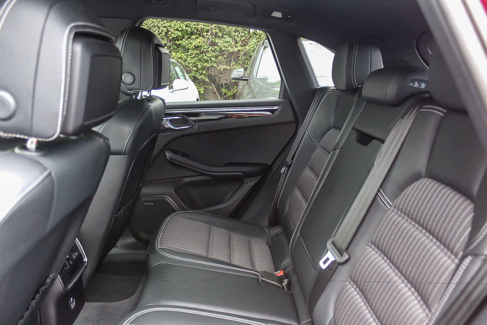 Used 2024 Porsche Macan Turbo AWD/4WD image 17
