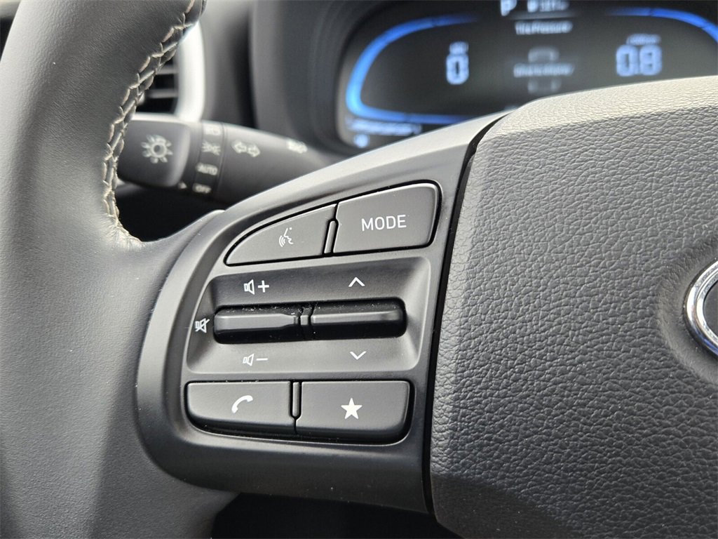 Certified 2025 Hyundai Venue SEL image 24