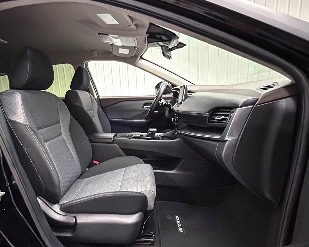 Used 2023 Nissan Rogue SV FWD image 14