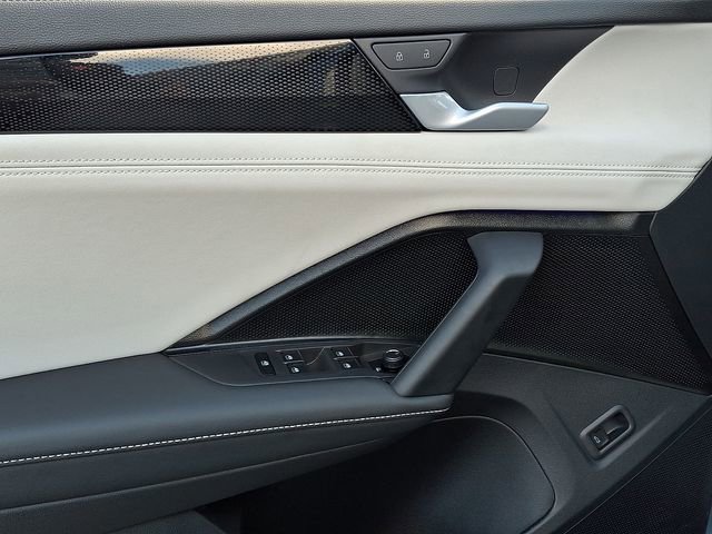 Used 2025 Volkswagen Tiguan SE w/ Panoramic Sunroof Package image 12