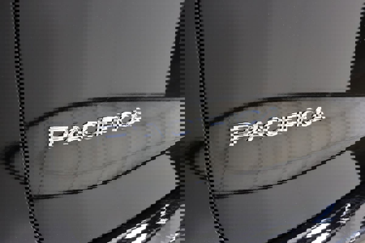 Used 2024 Chrysler Pacifica Touring-L image 46