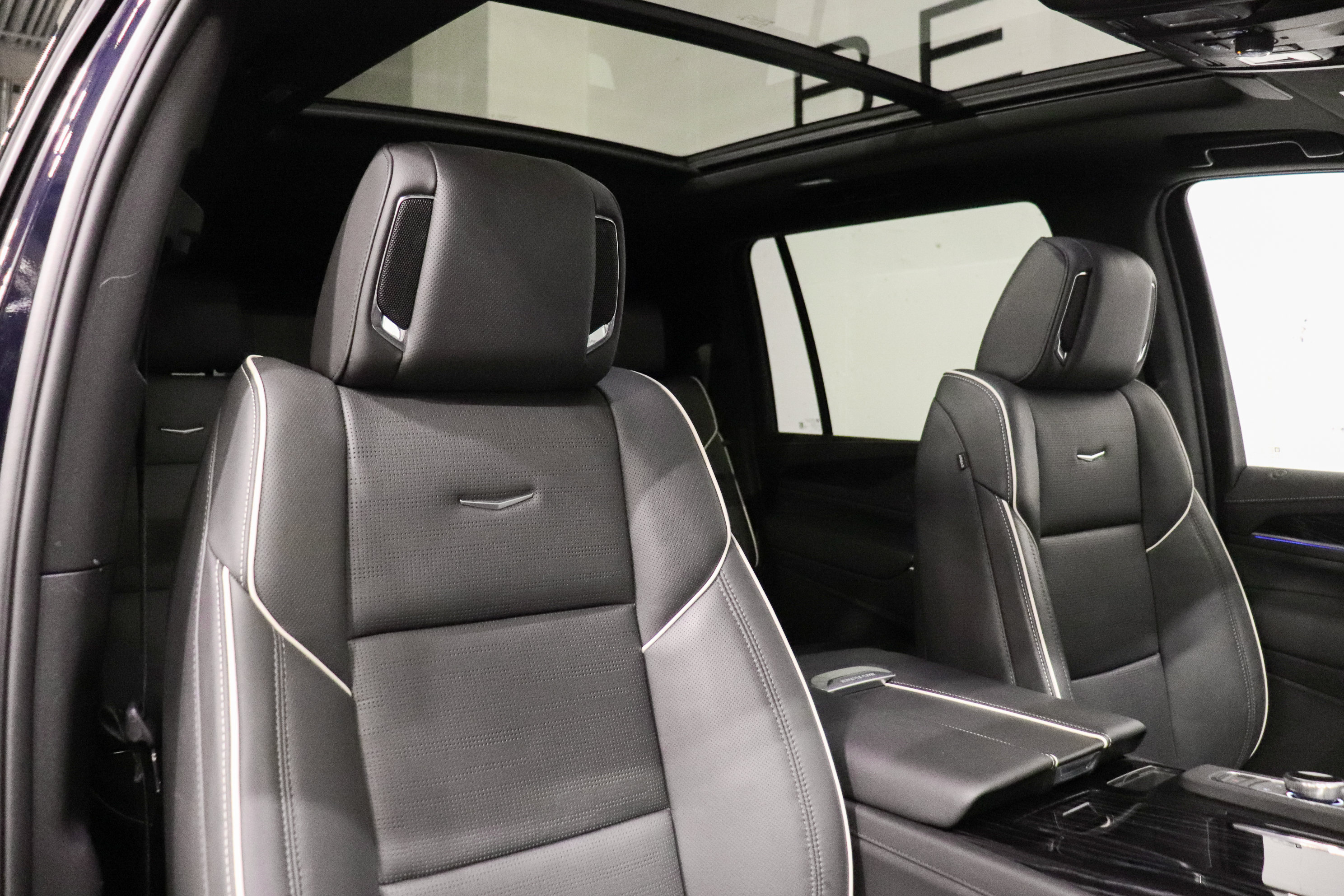 Used 2023 Cadillac Escalade ESV Sport w/ LPO, ONYX Package AWD/4WD image 16