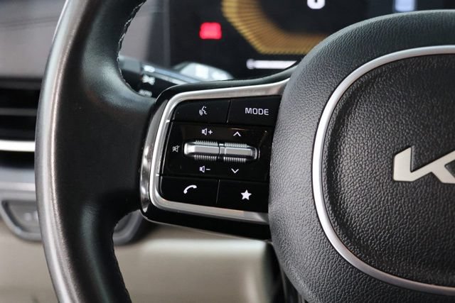 Used 2025 Kia Carnival FWD image 21