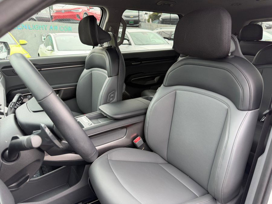 Used 2024 Kia EV9 Light Long Range RWD image 21