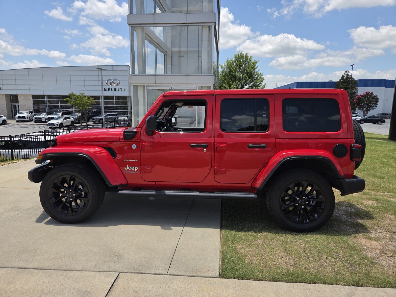 Used 2024 Jeep Wrangler Unlimited Sahara AWD/4WD image 9