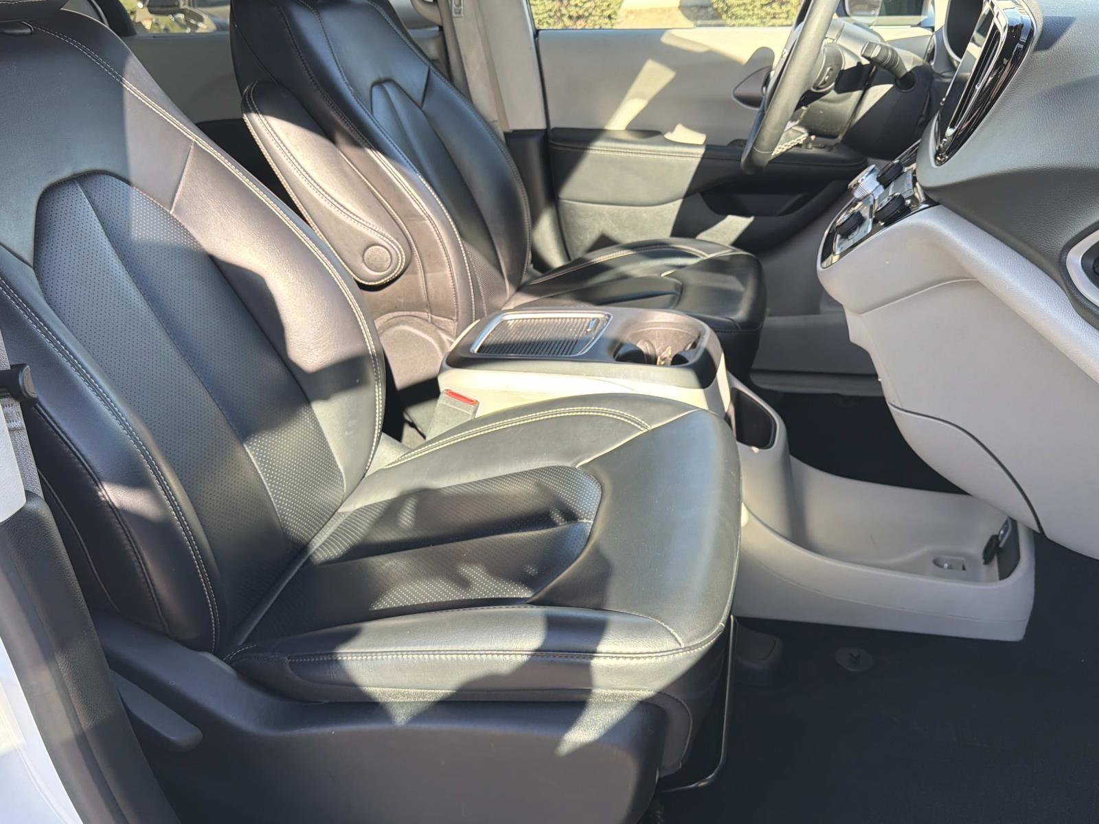 Used 2023 Chrysler Pacifica Touring-L image 25