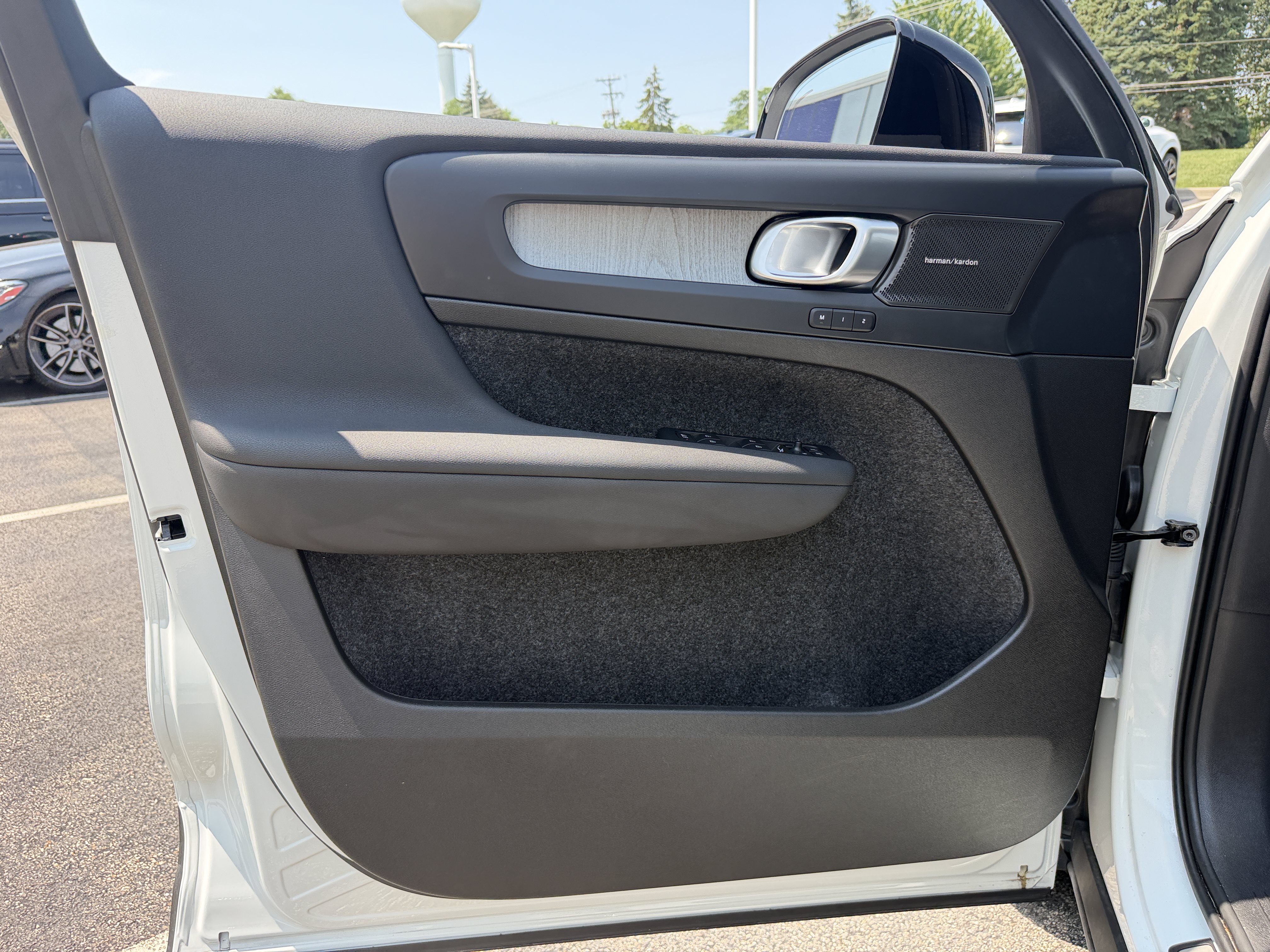 Used 2025 Volvo XC40 B5 Ultra AWD/4WD image 7