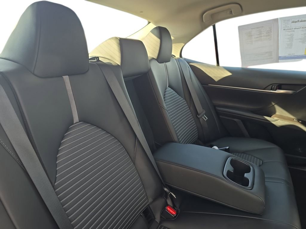 Used 2024 Toyota Camry SE image 18