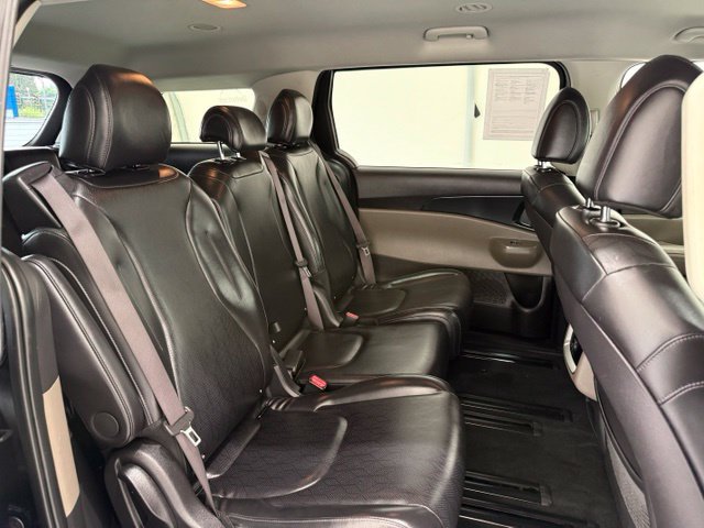 Used 2025 Kia Carnival FWD image 27