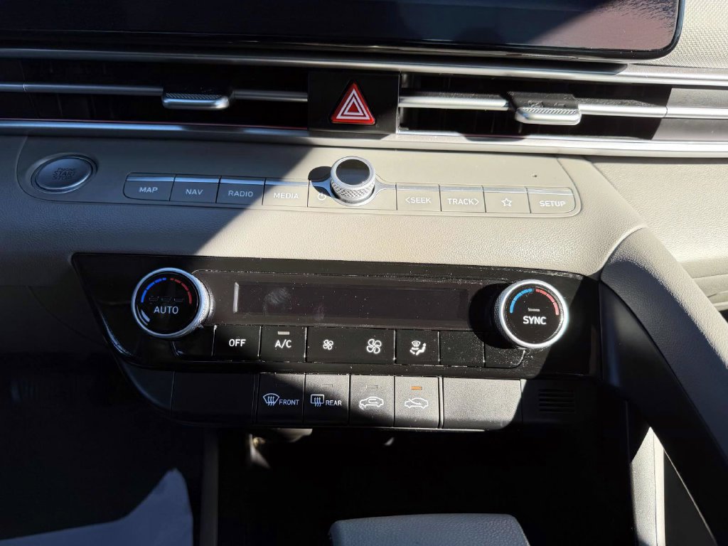Certified 2024 Hyundai Elantra SEL FWD image 19