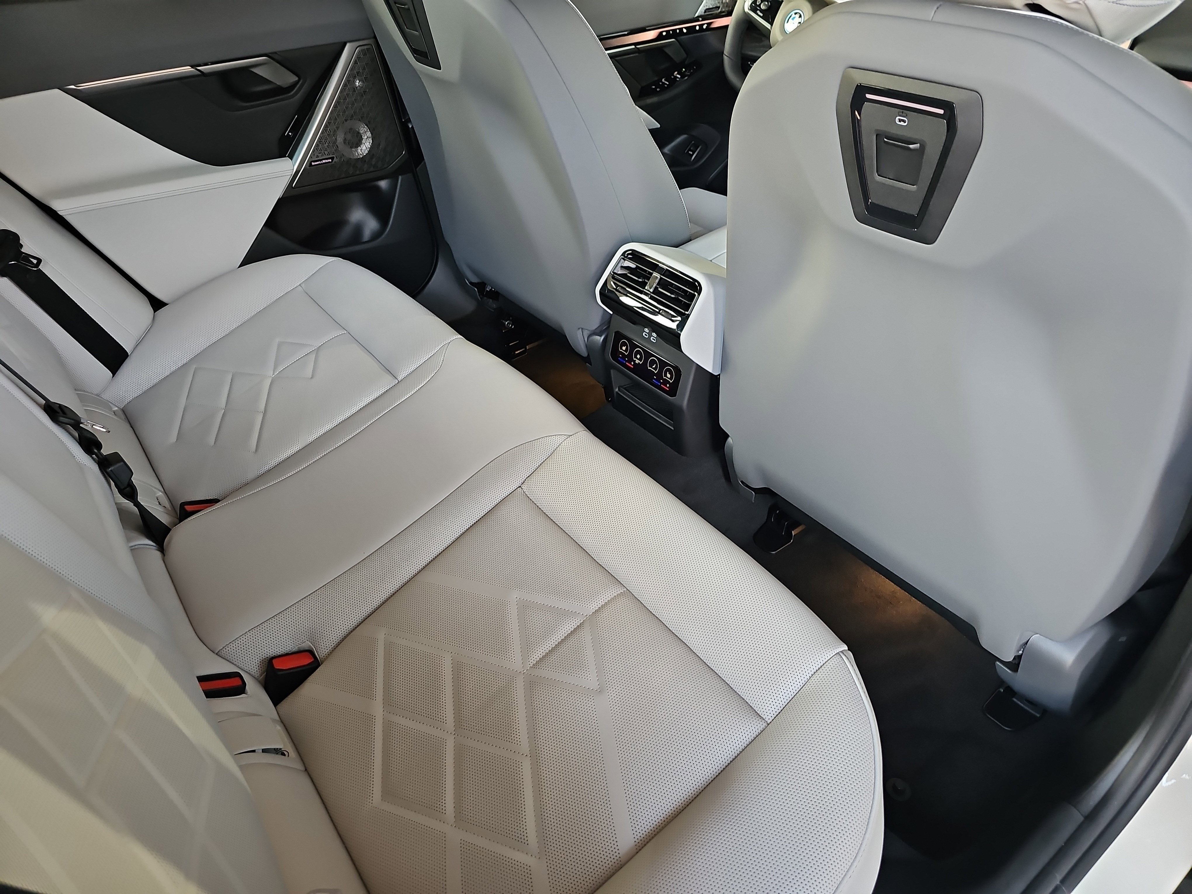 New 2026 BMW 550e xDrive w/ Executive Package image 11