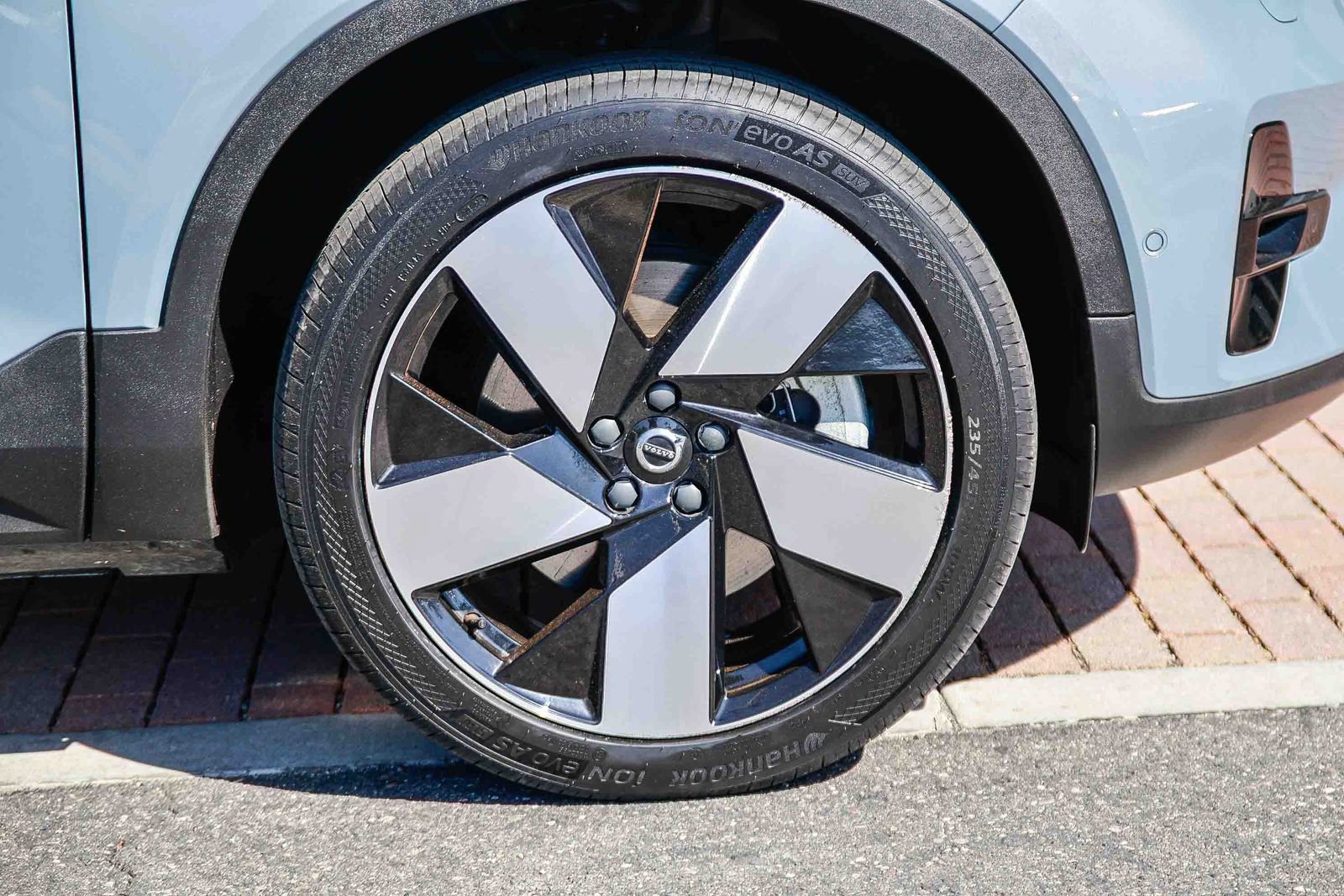 Used 2023 Volvo XC40 Recharge Ultimate AWD/4WD image 11