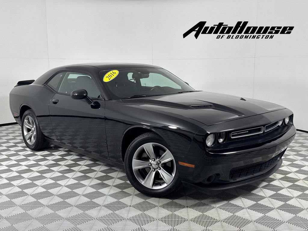 Used 2016 Dodge Challenger SXT image 1