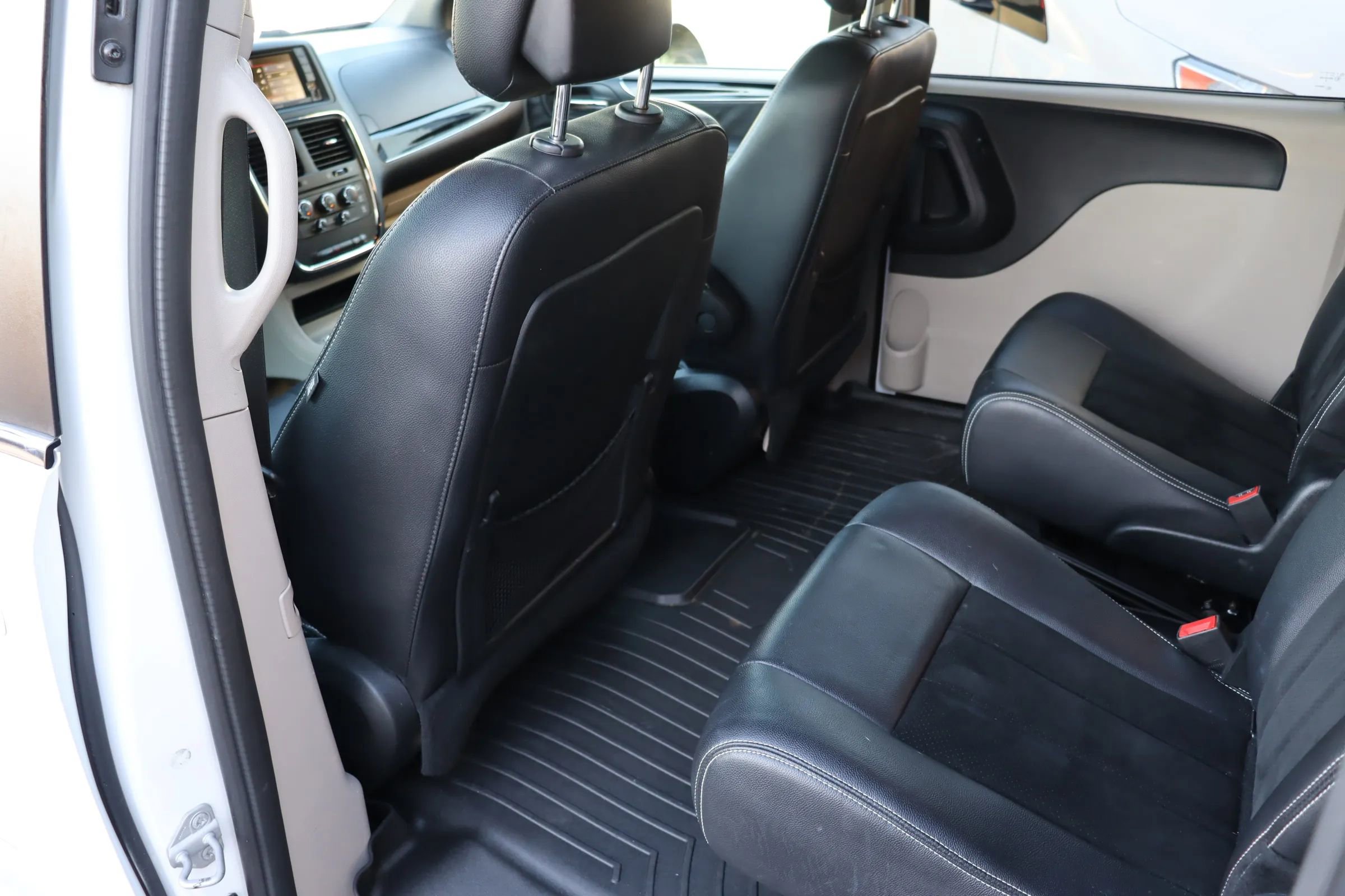 Used 2017 Dodge Grand Caravan SXT image 10