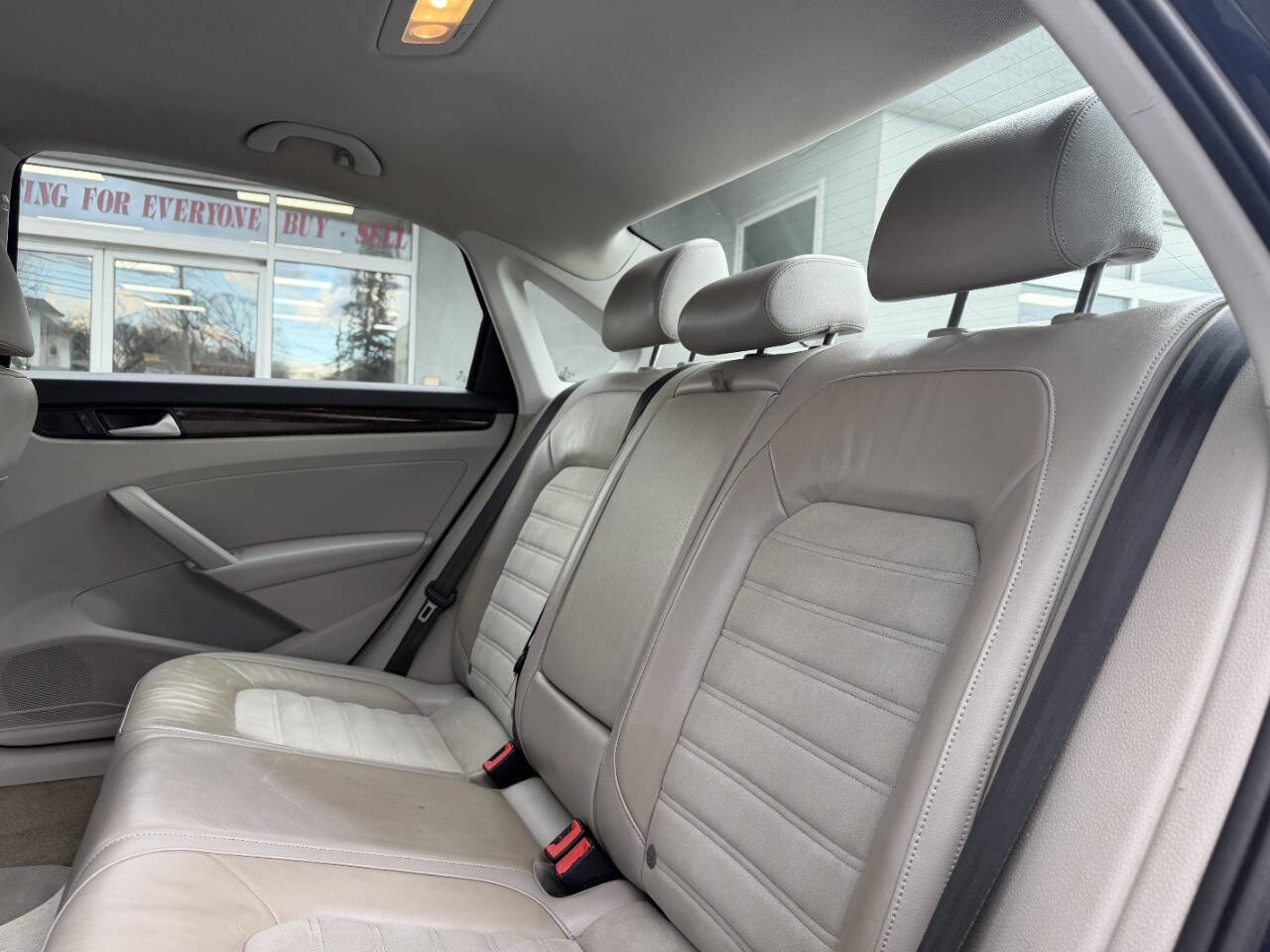 Used 2015 Volkswagen Passat TDI SEL Premium image 23