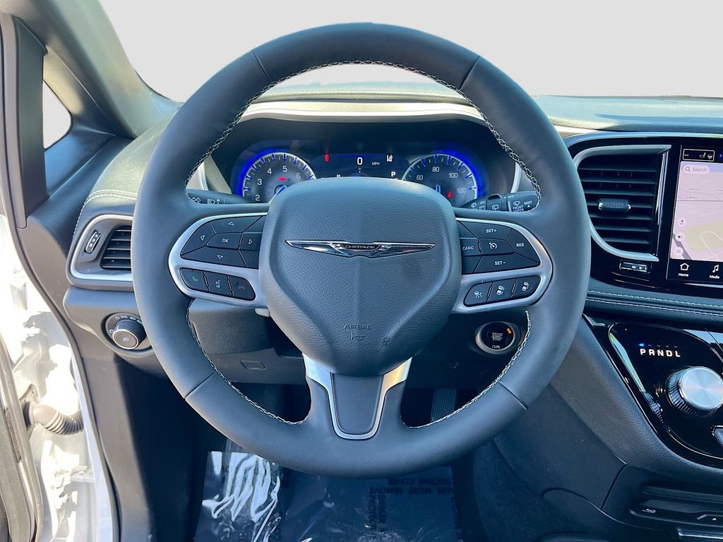 Certified 2025 Chrysler Pacifica Select w/ Uconnect Theater Family Group image 11
