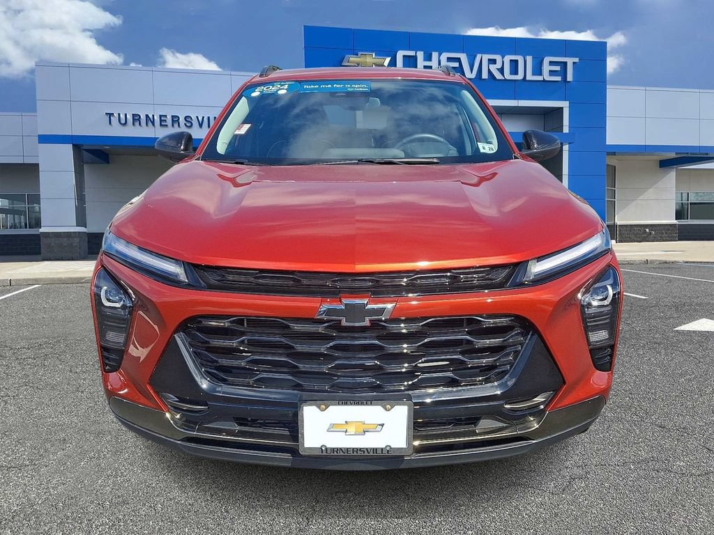 Certified 2024 Chevrolet Trax ACTIV w/ Driver Confidence Package FWD image 2