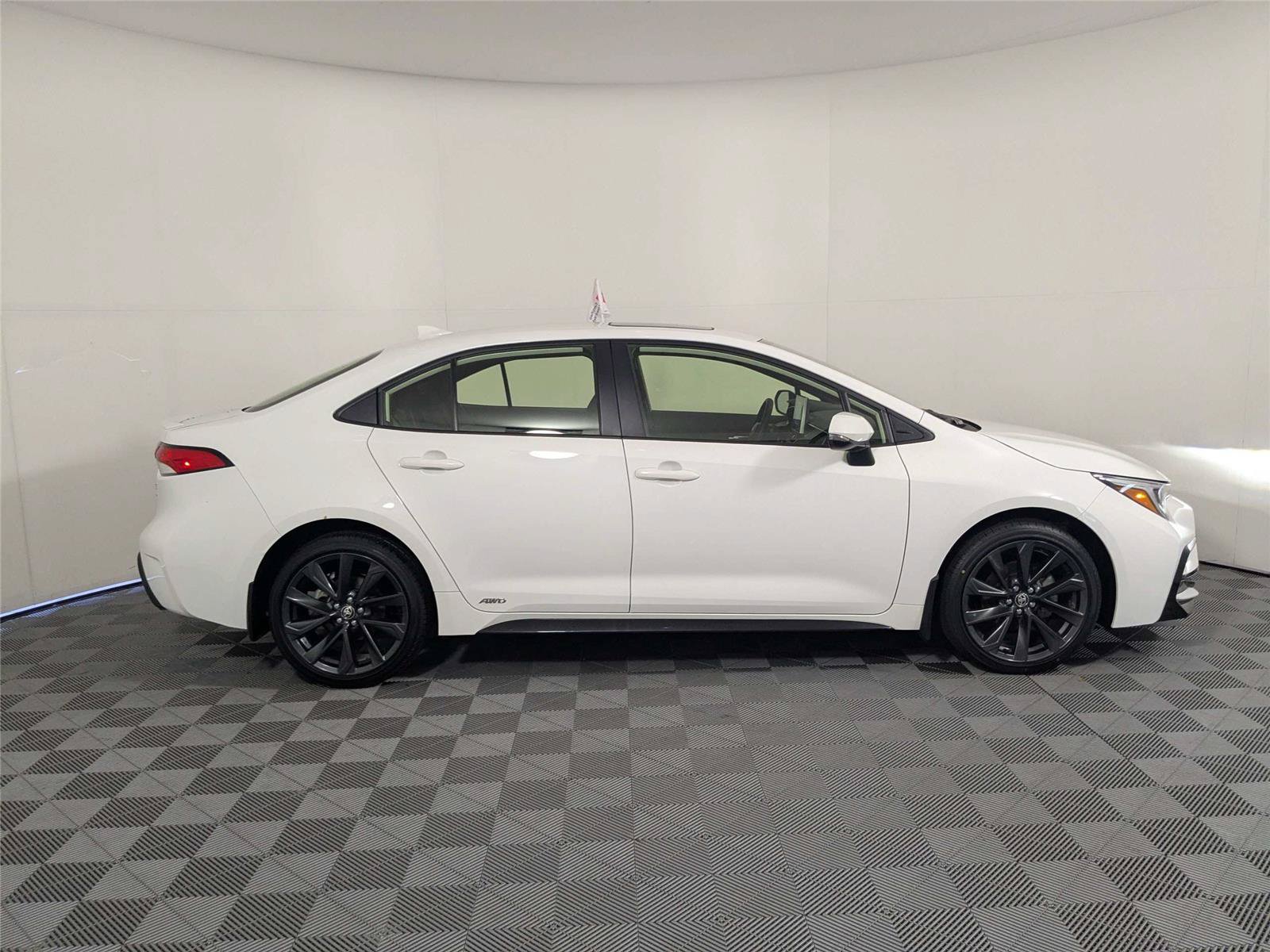 Certified 2025 Toyota Corolla SE w/ SE Premium Package AWD/4WD image 5