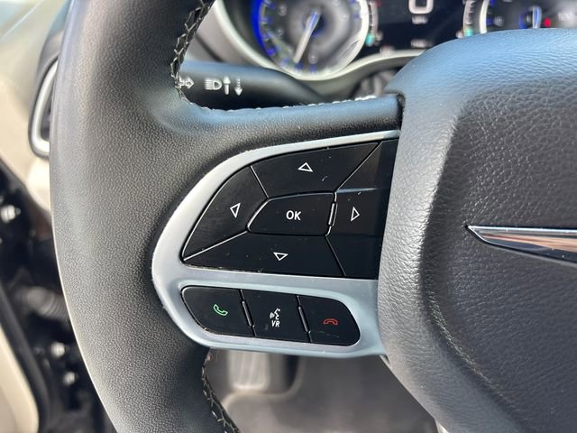 Used 2023 Chrysler Pacifica Touring-L FWD image 21