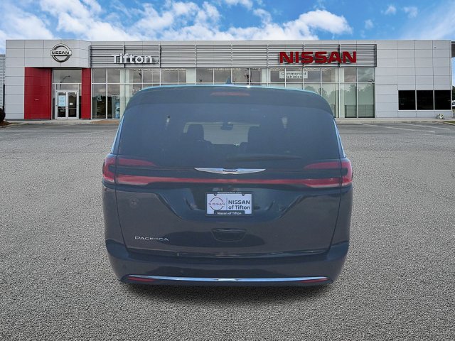 Used 2023 Chrysler Pacifica Touring-L FWD image 6