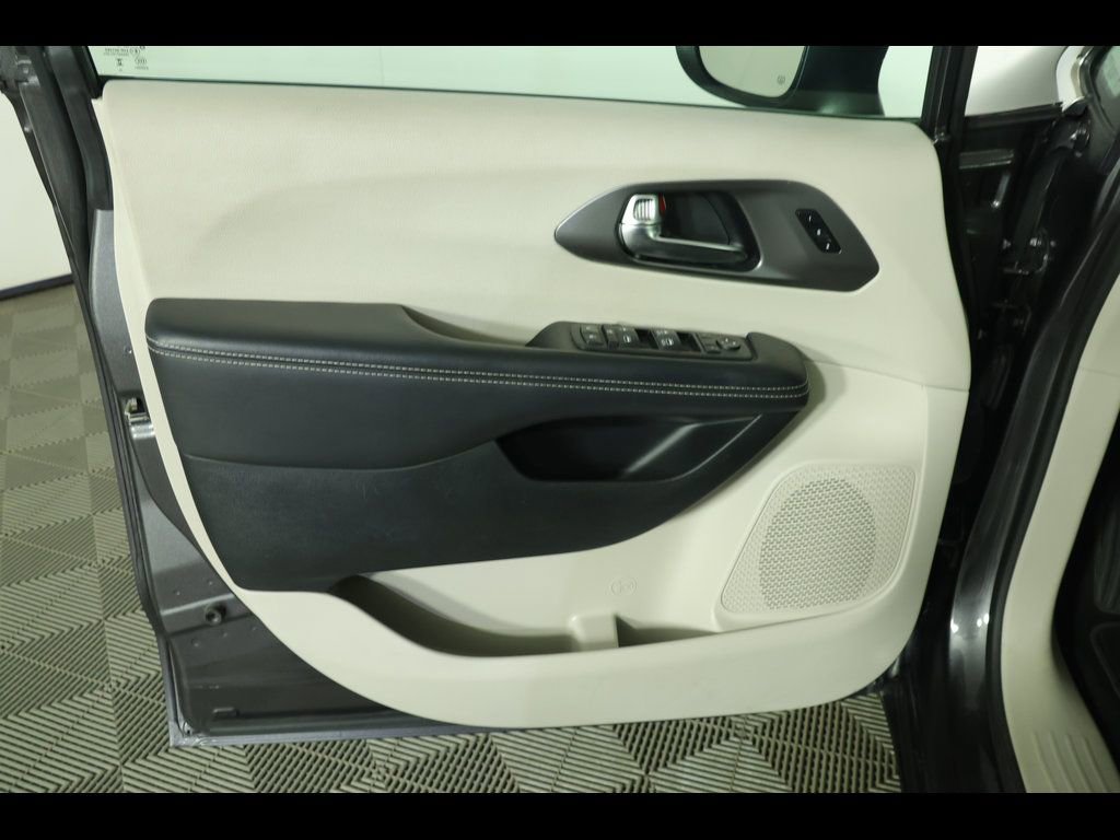 Used 2023 Chrysler Pacifica Touring-L FWD image 16