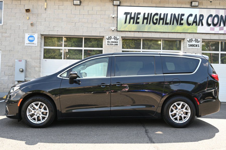 Used 2023 Chrysler Pacifica Touring-L FWD image 2