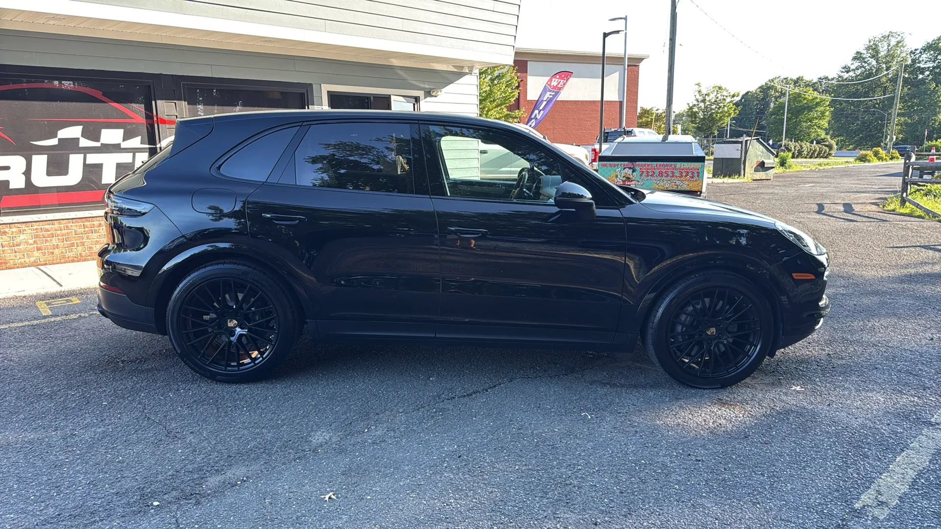 Used 2023 Porsche Cayenne Platinum Edition AWD/4WD image 4