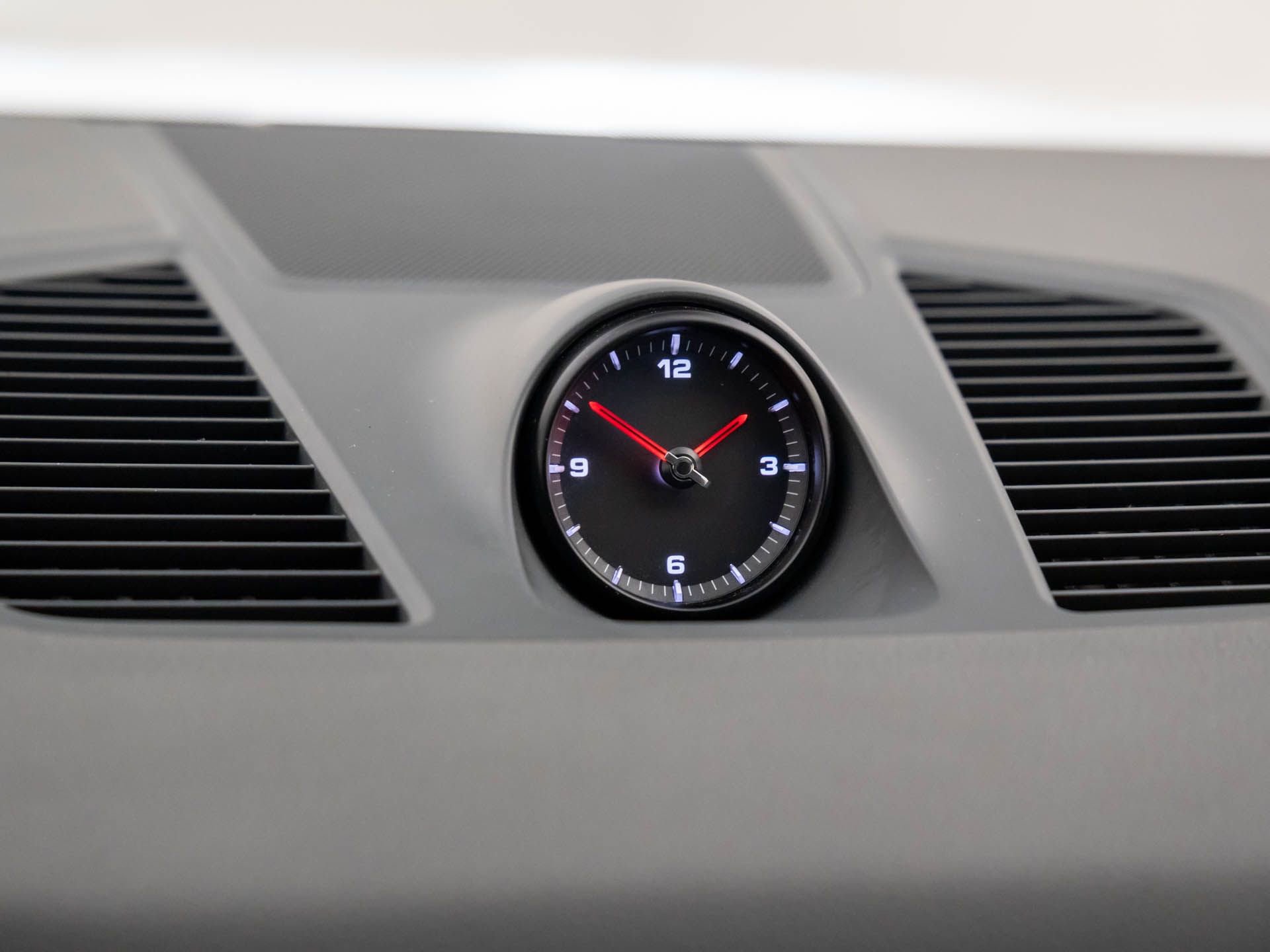 Certified 2022 Porsche Cayenne Platinum Edition image 30