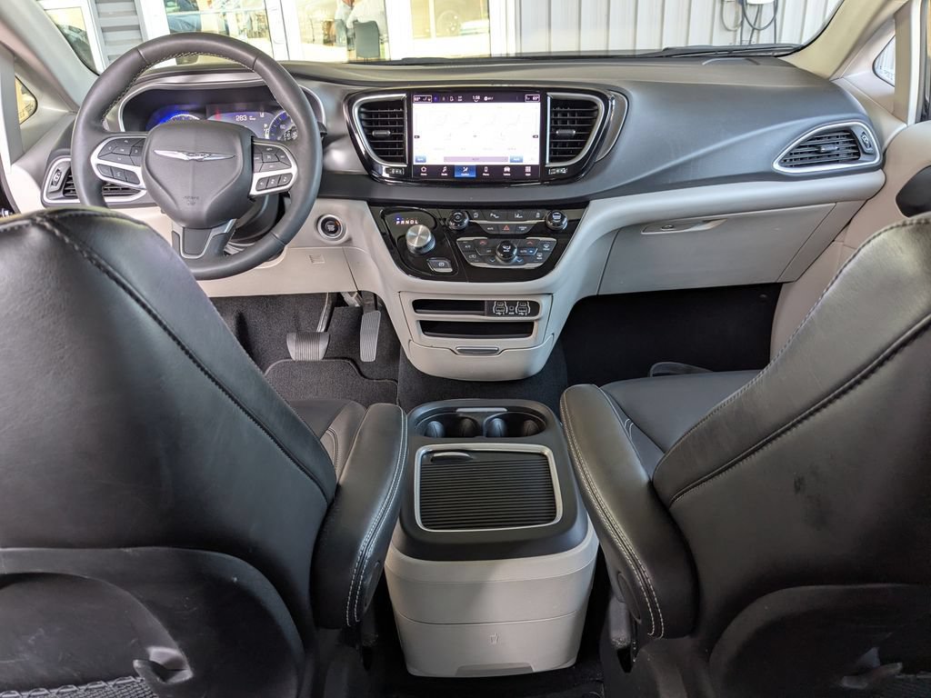 Used 2024 Chrysler Pacifica Touring-L FWD image 12