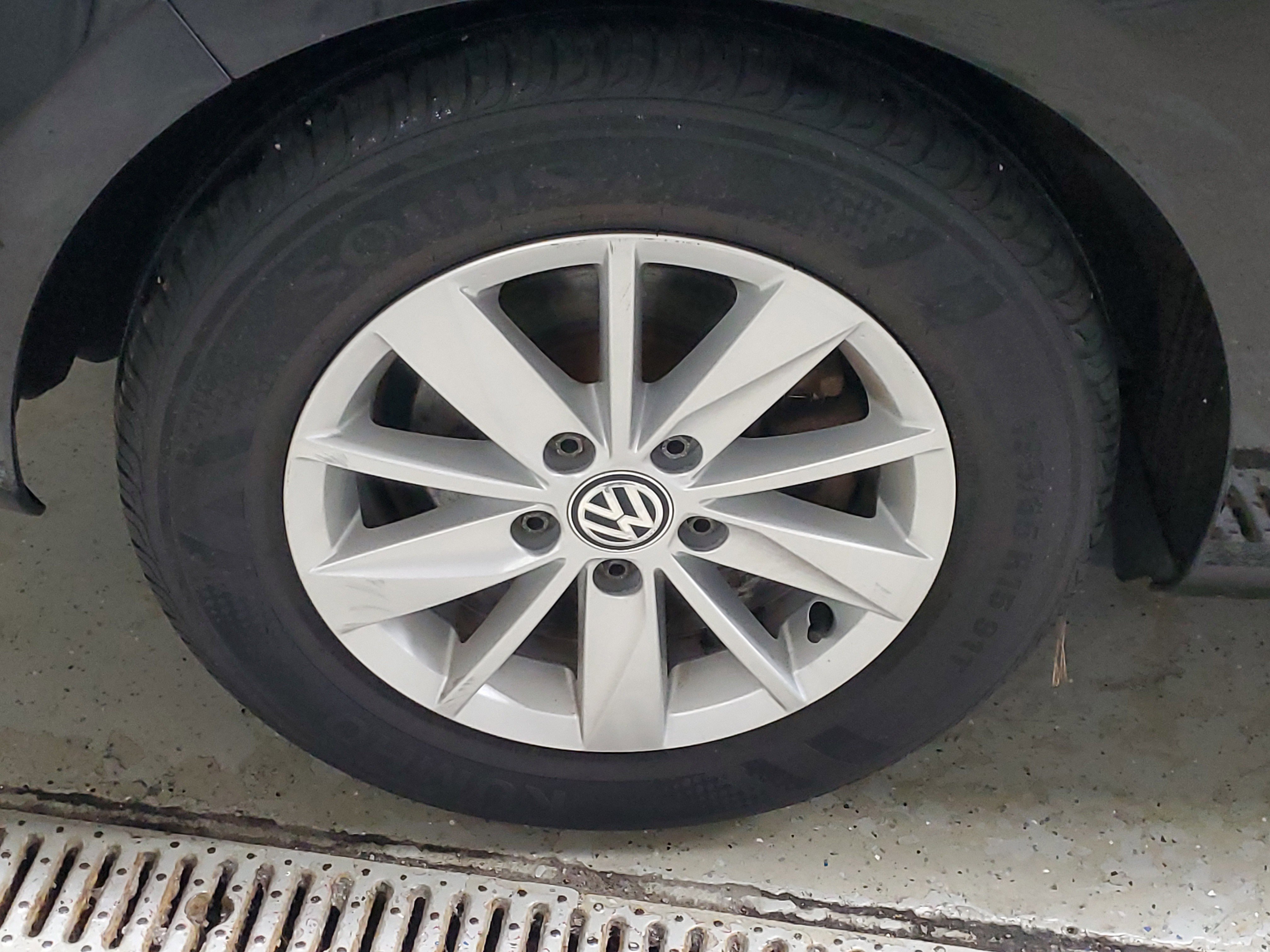 Used 2012 Volkswagen Golf 2-Door FWD image 6